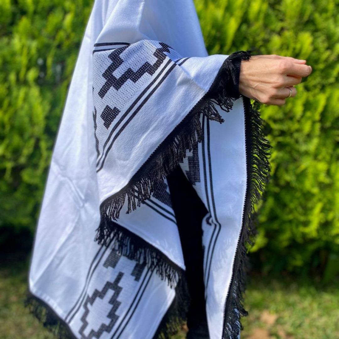 poncho-blanco-y-negro-2145