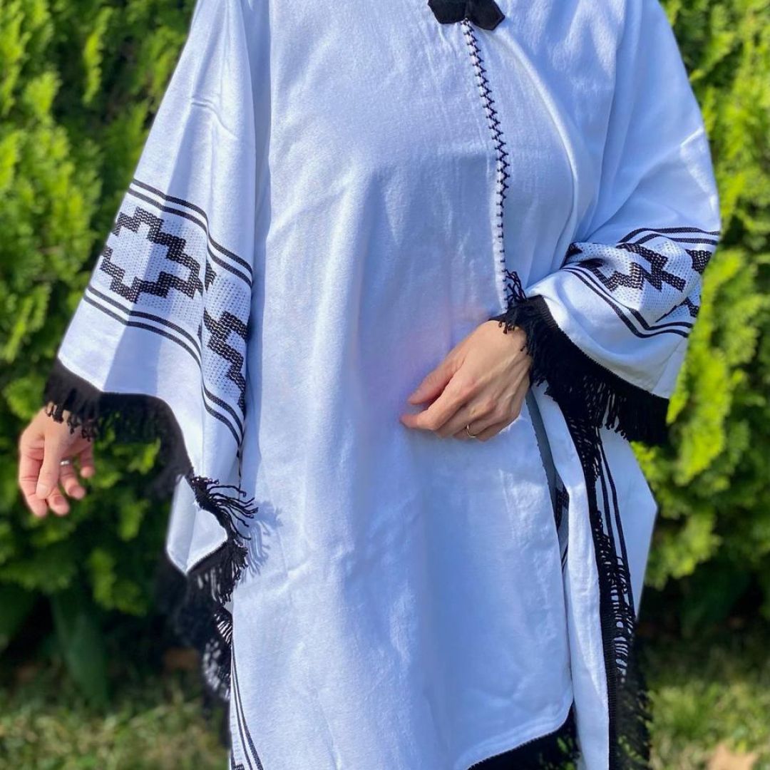 poncho-blanco-y-negro-2145