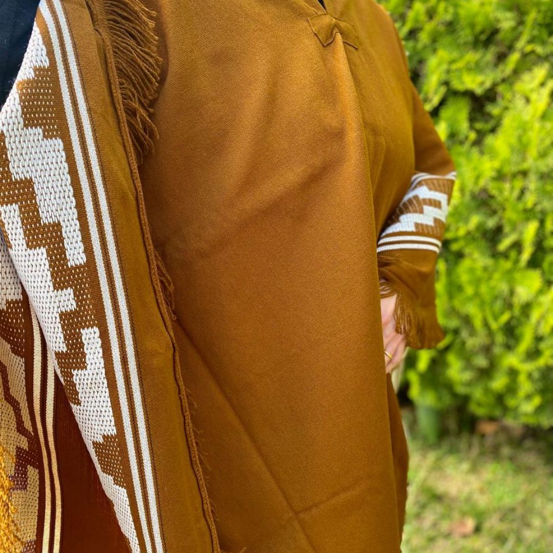 poncho-dulce-de-leche-y-blanco-2146