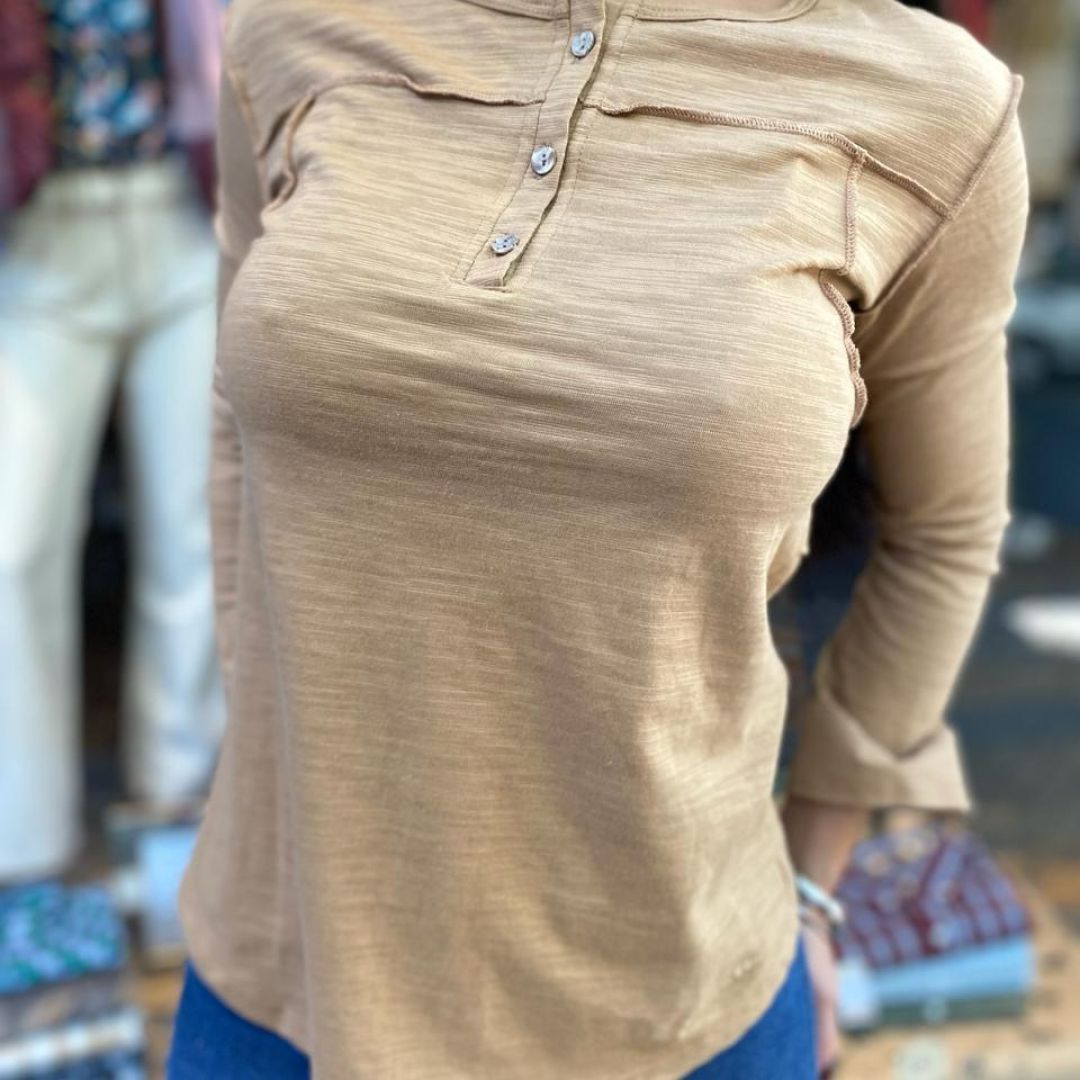 remera-manga-larga-con-botones-2202
