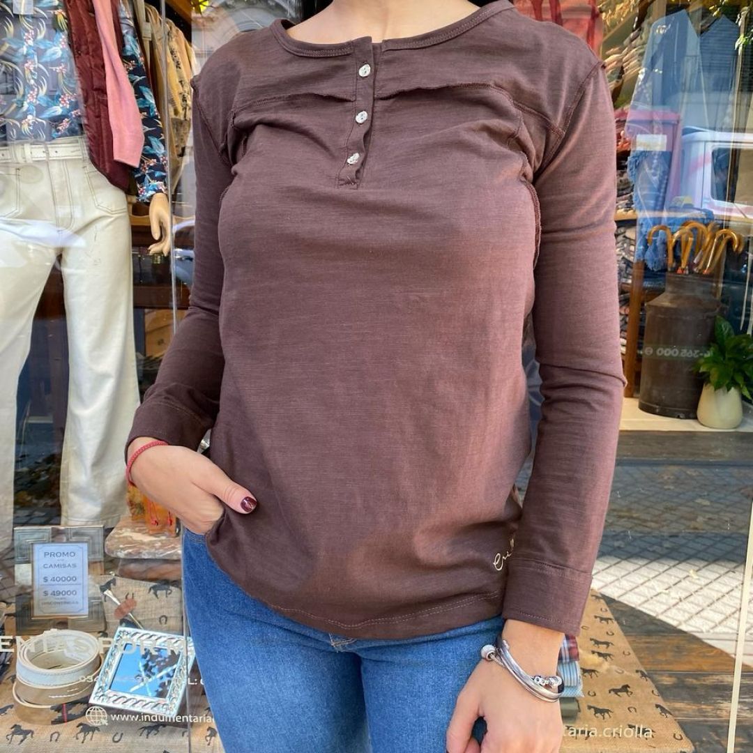 remera-manga-larga-con-botones-2202